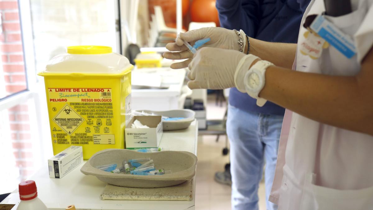 Una enfermera prepara varias vacunas de la gripe y el covid, esta campaña en Zaragoza.