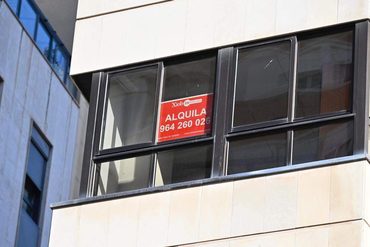 Cartel de 'Se alquila', esta semana, en un bloque de la avenida Rey Don Jaime de Castelló.