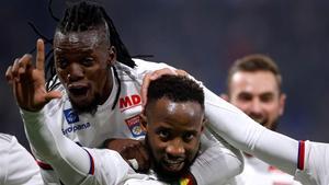 Moussa Dembele, el jugador del Olympique de Lyon, celebra un gol al Saint-Etienne.