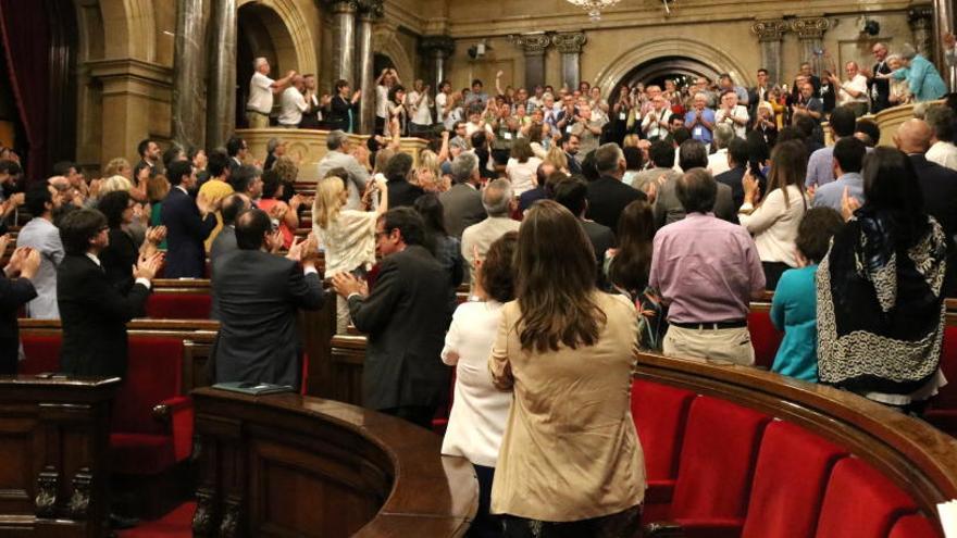 Els diputats aplaudeixen de cara les entitats de memòria històrica després de l&#039;aprovació de la llei de reparació de les víctimes del franquisme