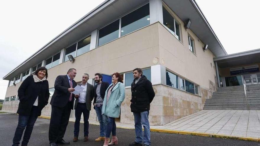 Por la izquierda, Pilar Suárez, Ramón Argüelles, Ángel García, César Fidalgo, Gabriela Álvarez e Isaac Frade, de IU, ayer, ante la piscina mancomunada de Antromero.