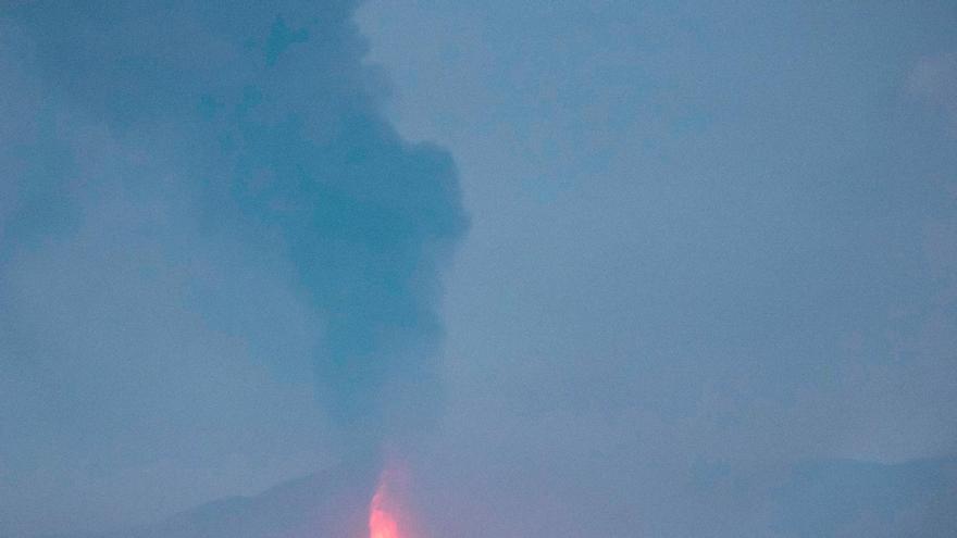 Volcán de La Palma en erupción este domingo. EFE / Miguel Calero.