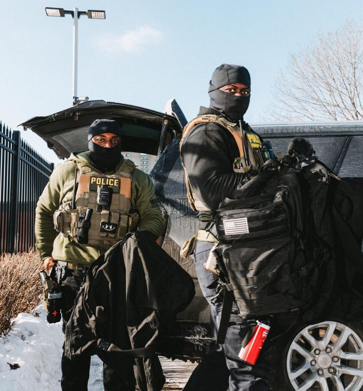 Dos agents de l’HISSI, en un dels estacionaments a la ciutat de Minneapolis, el 23 de gener passat. | JACK CALIFANO / BLOOMBERG