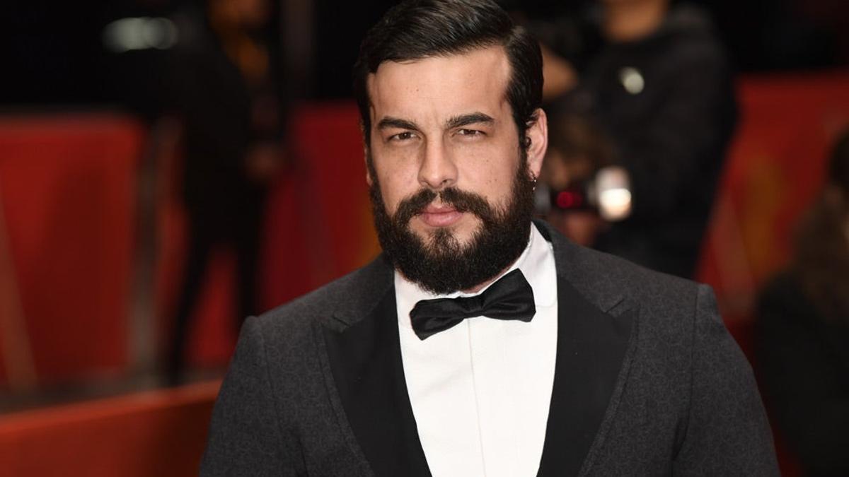 Mario Casas con barba y pajarita para su nueva peli