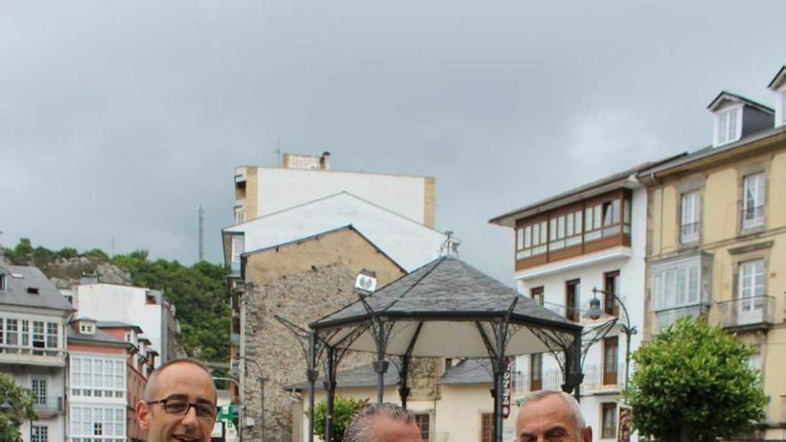 Carlos López, José Modesto Vallejo y Ramón Fernández, en Luarca.