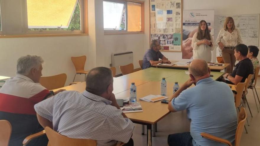 Mayores en una actividad formativa organizada por el Concello.  | // FDV