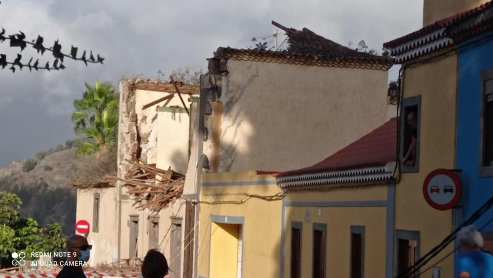 Derrumbe de la fachada de una casa en la carretera