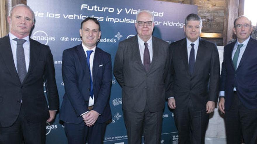 D&#039;esquerra a dreta: Polo Satrustegui, CEO de Hyundai; Alfonso Nogales, director d&#039;Innovació Digital de Prensa Ibérica; Galo Gutierrez Monzonis, director general d&#039;Indústria i de la Petita i Mitjana Empresa; Fernando Bergasa, president executiu de Redexis, i Marcelino Oreja, conseller delegat d&#039;Enagás.