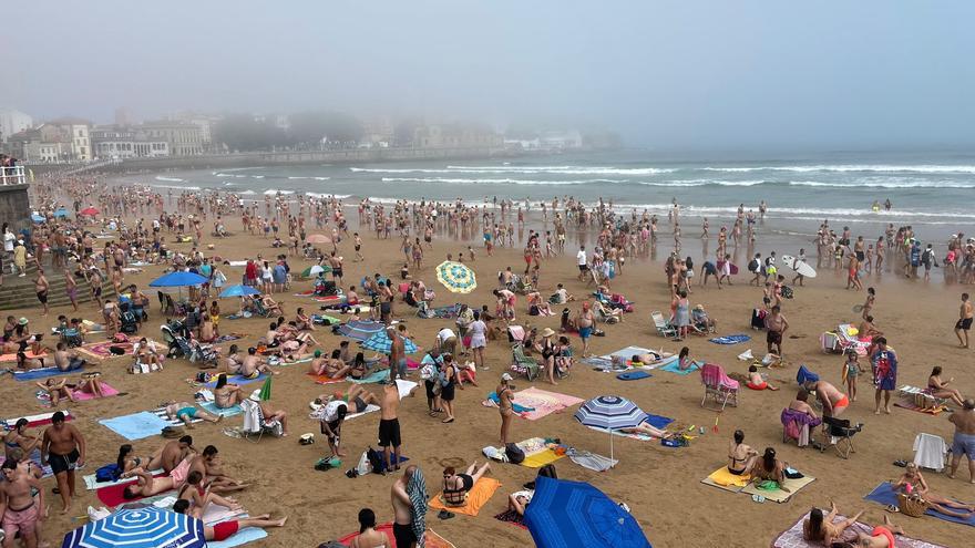 VÍDEO: La bruma y las medusas chafan la jornada de ola de calor en la playa de San Lorenzo (Gijón)