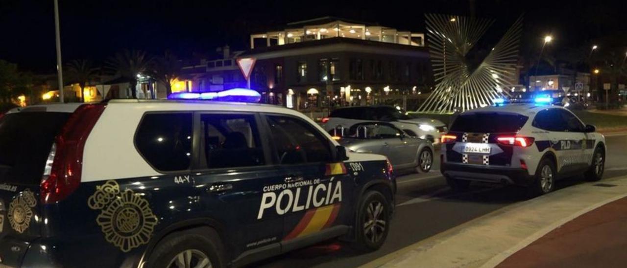 Patrullas de la Policía Nacional y Local en el puerto dianense. | LEVANTE-EMV