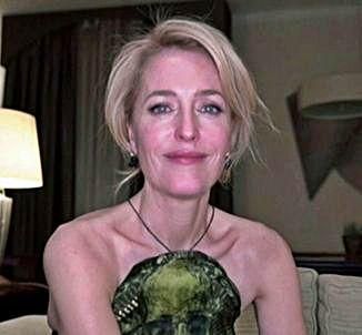 Gillian Anderson .