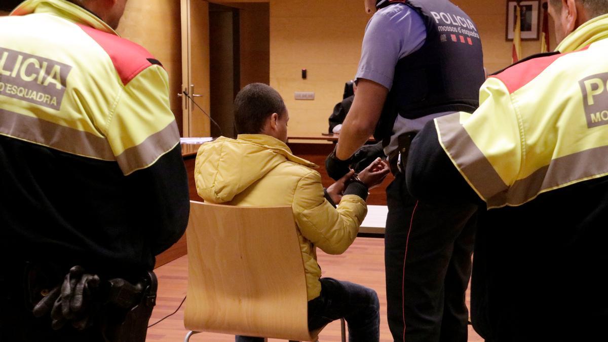 El condemnat per intentar matar un home a ganivetades en ple carrer a Olot