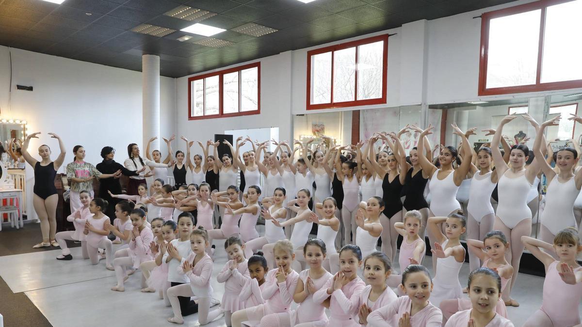 Talento regional para el ballet clásico: 70 niños y niñas de toda Asturias preparan la representación de "El Cascanueces" (en imágenes)