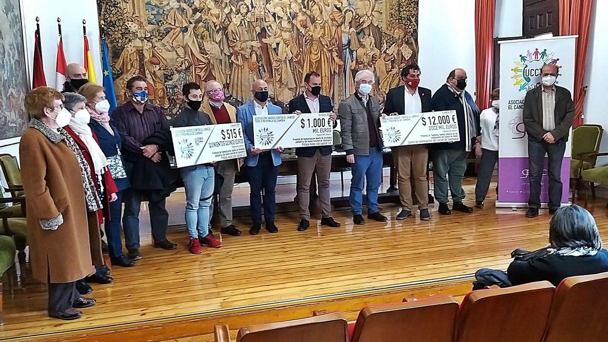 Unidos Contra el Cáncer entrega al doctor Pandiella y a Pyfano los cheques con el dinero recaudado.