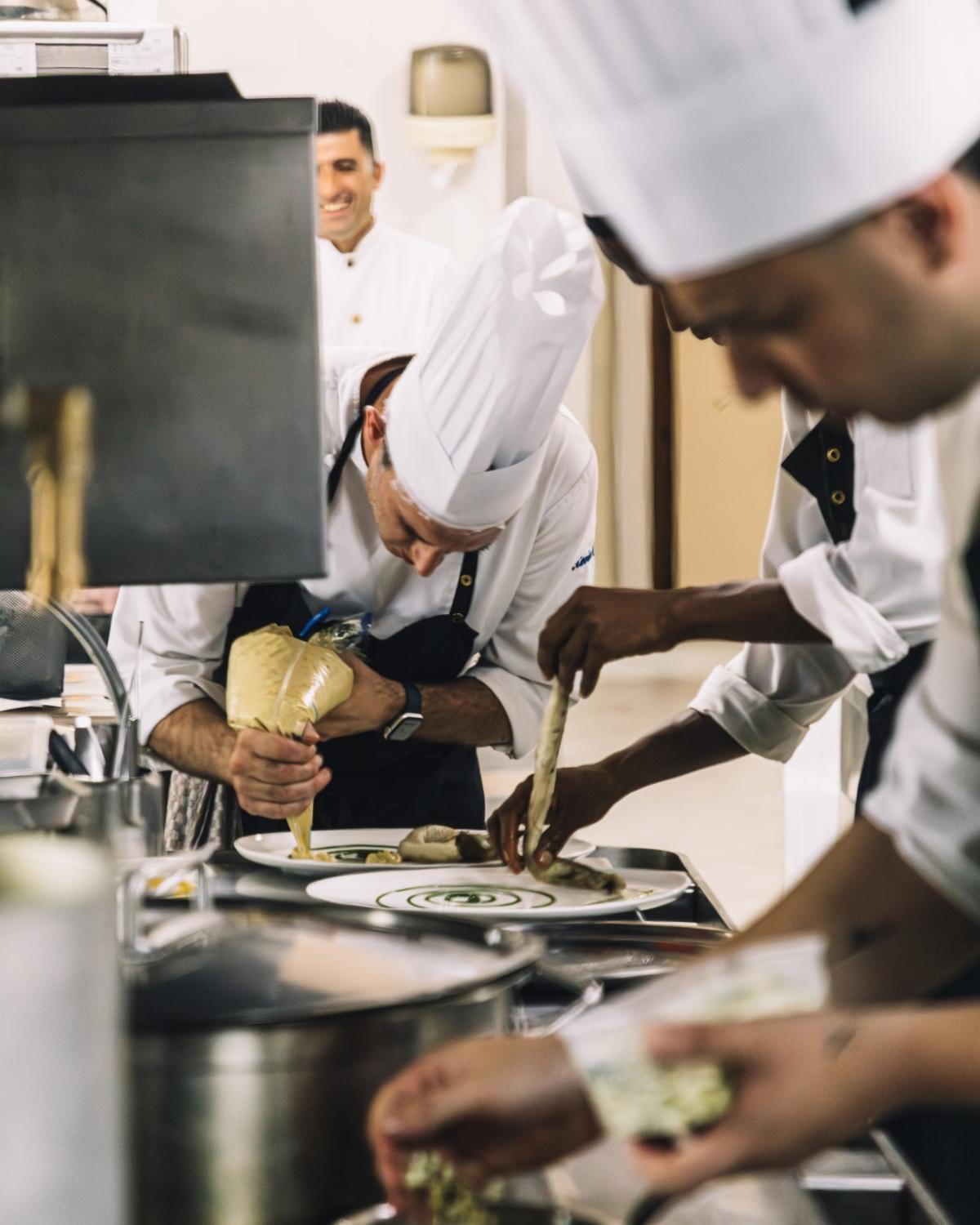 La cuina del Motel Empordà en plena activitat.