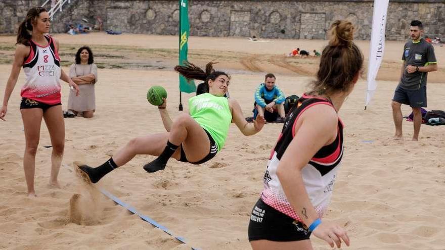 Una jugadora del equipo gijonés intenta el disparo a portería.