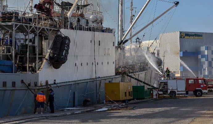 Los bomberos sofocan el incendio del ''Fin Whale''.