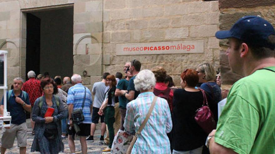 Colas en la entrada al Museo Picasso Málaga.