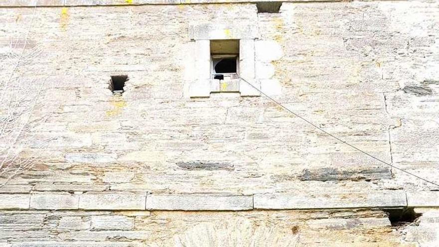 Uno de los participantes, en uno de los arcos del monasterio de Villanueva de Oscos.