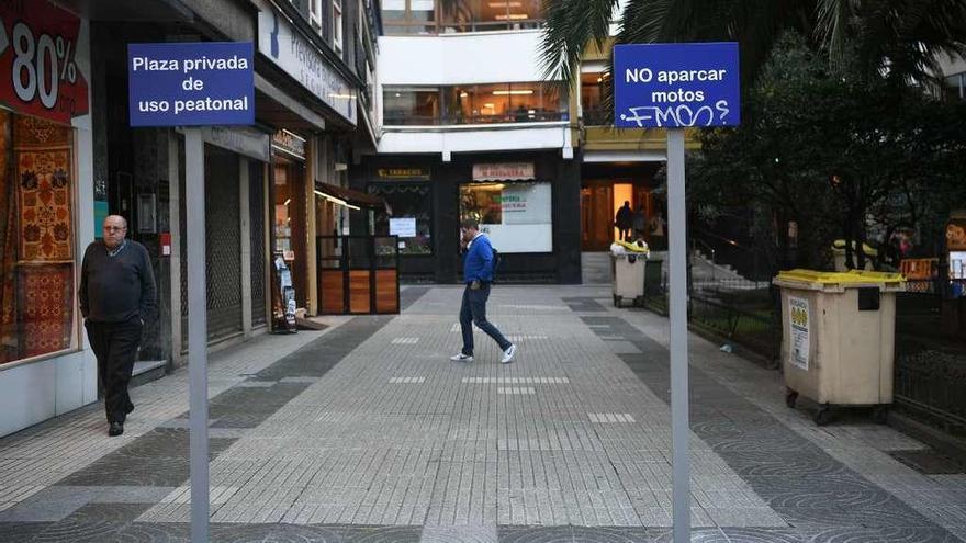 Las señales que han sido colocadas en la plaza de la Torre de los Maestros.