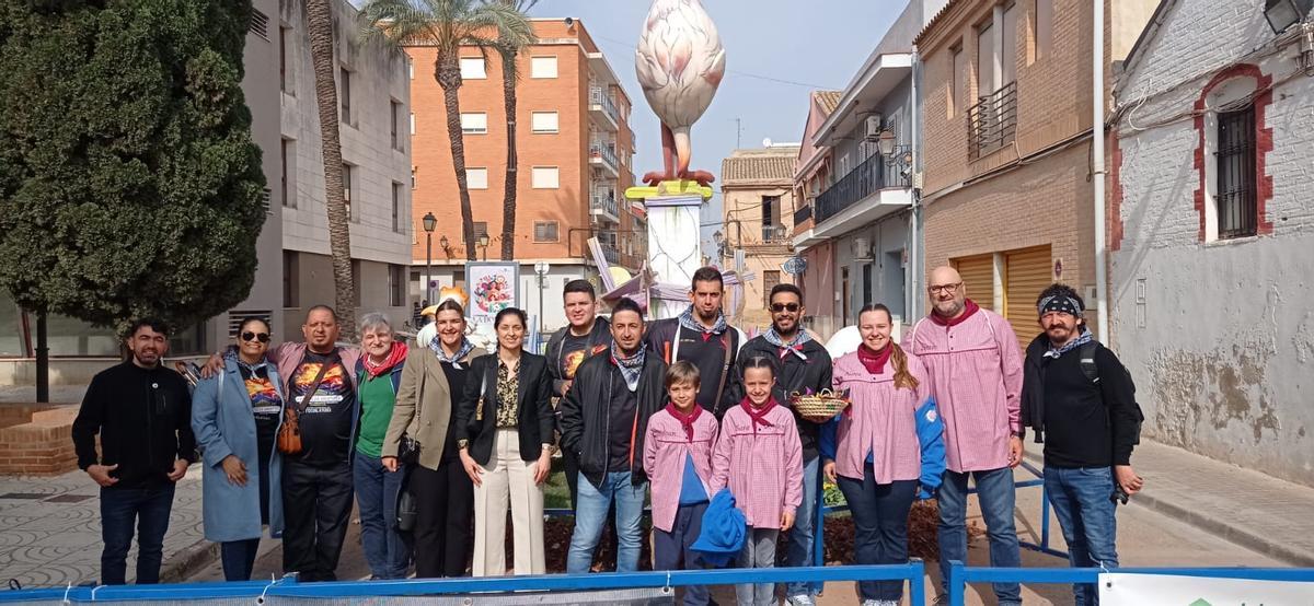 Visitando la falla con el artista Paco Pellicer.