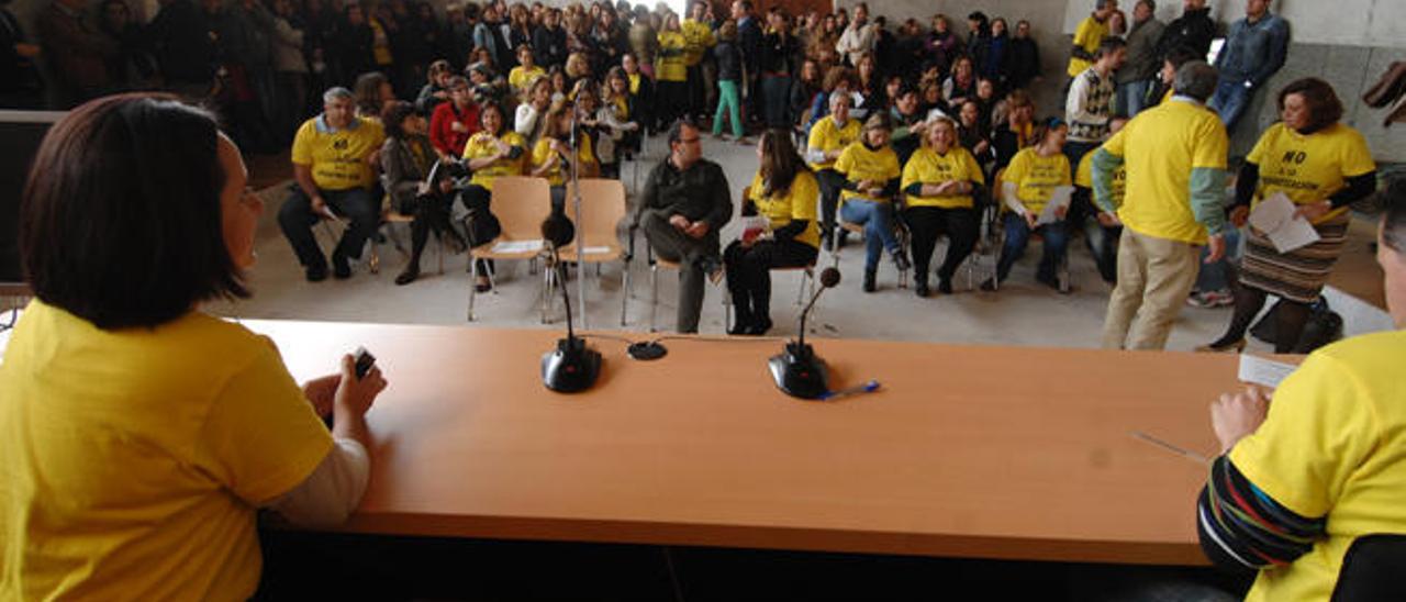 Los trabajadores del Registro Civil y otros funcionarios en la concentración celebrada el pasado viernes en la sala de bodas de la Ciudad de la Justicia.