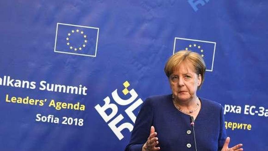 Rueda de prensa de la canciller Merkel tras la cumbre de Sofía. // Efe