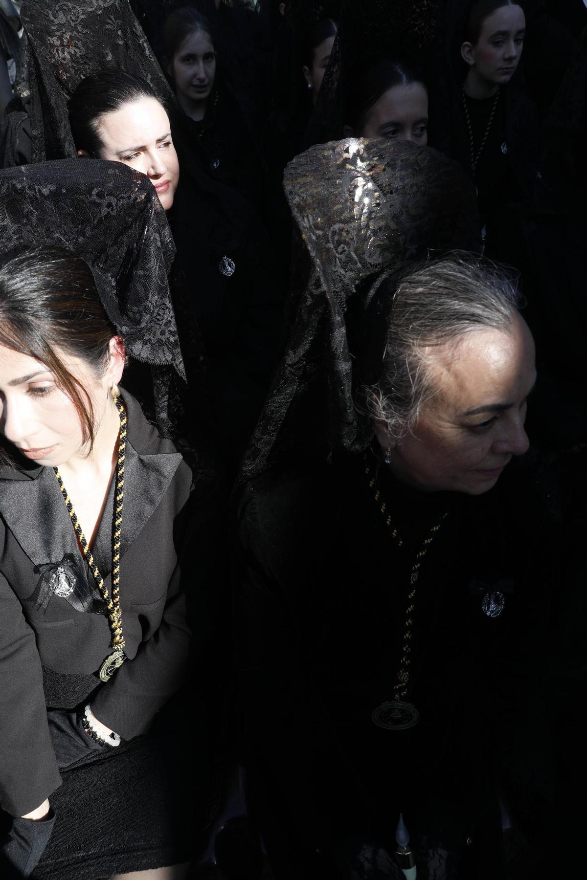 EN IMÁGENES: el desenclavo y la procesión del Santo Entierro en Avilés