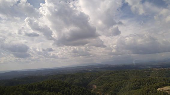 Perspectiva. Rere els núvols emergeix un bell paisatge, un nou horitzó...