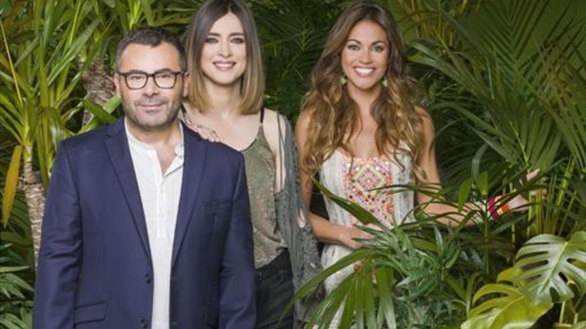 Los presentadores de 'Supervivientes', Jorge Javier Vázquez, Sandra Barneda y Lara Álvarez.