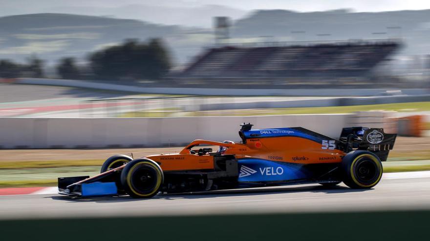 Carlos Sainz pilota su McLaren en los test de Montmeló.