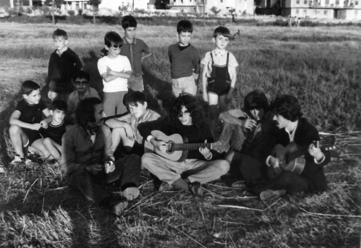 Hippies y niños en Sevilla (c. 1968). Archivo Banco Redondo. Antonio Rdríguez (batería de Smash), en el centro, con guitarra y Julio Rabadán, en la derecha, también con guitarra.
