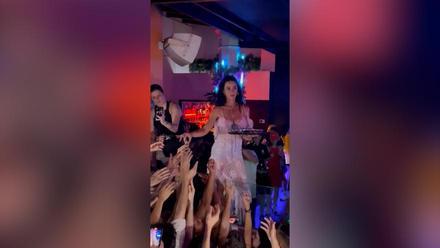 Katy Perry aparece por sorpresa, bailando La Macarena y repartiendo chupitos en una discoteca de Barcelona