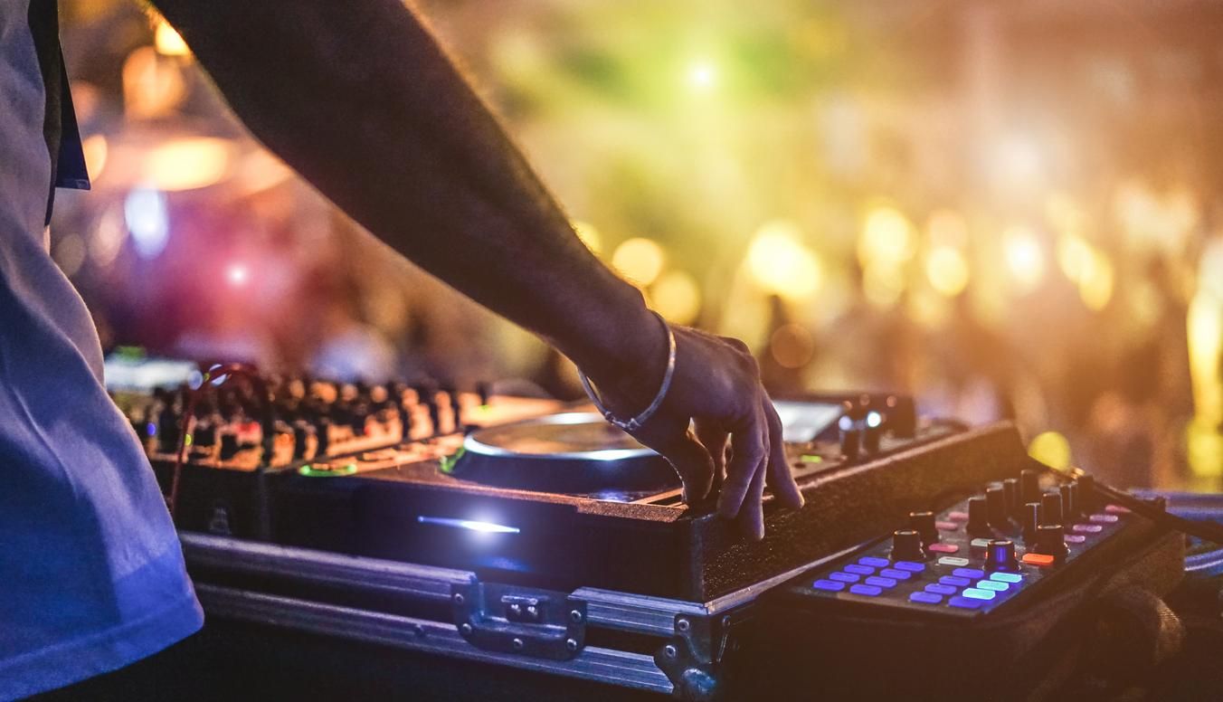 En Gandía encontrarás discotecas en las que bailar desde reguetón hasta electrónica comercial.