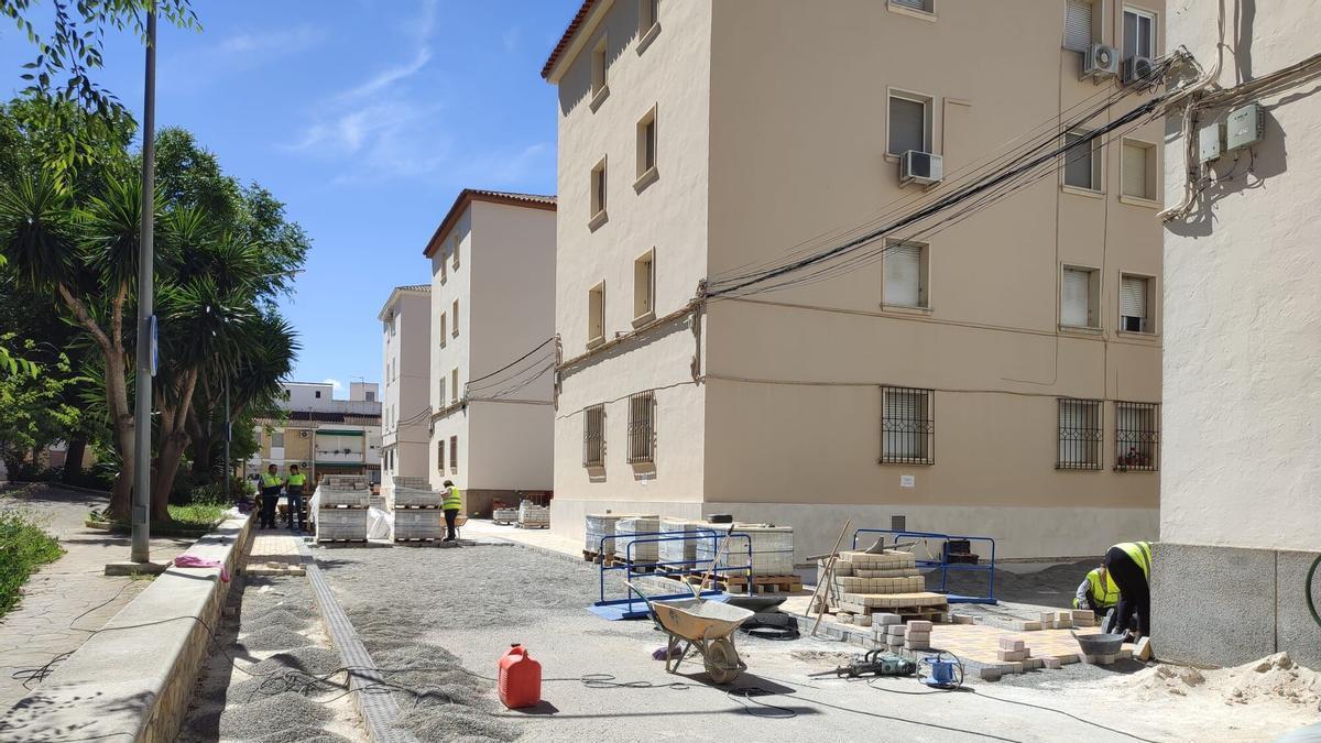 Obras del PFEA en la calle Luis Carrillo de Sotomayor, en Baena.