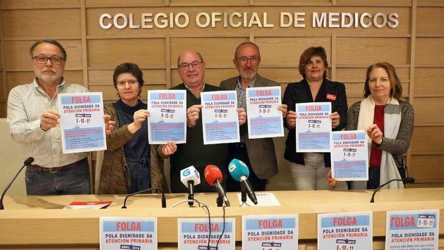 Los portavoces de la Coordinadora de Atención Primaria y los sindicatos, en el Colegio de Médicos. // X.A.