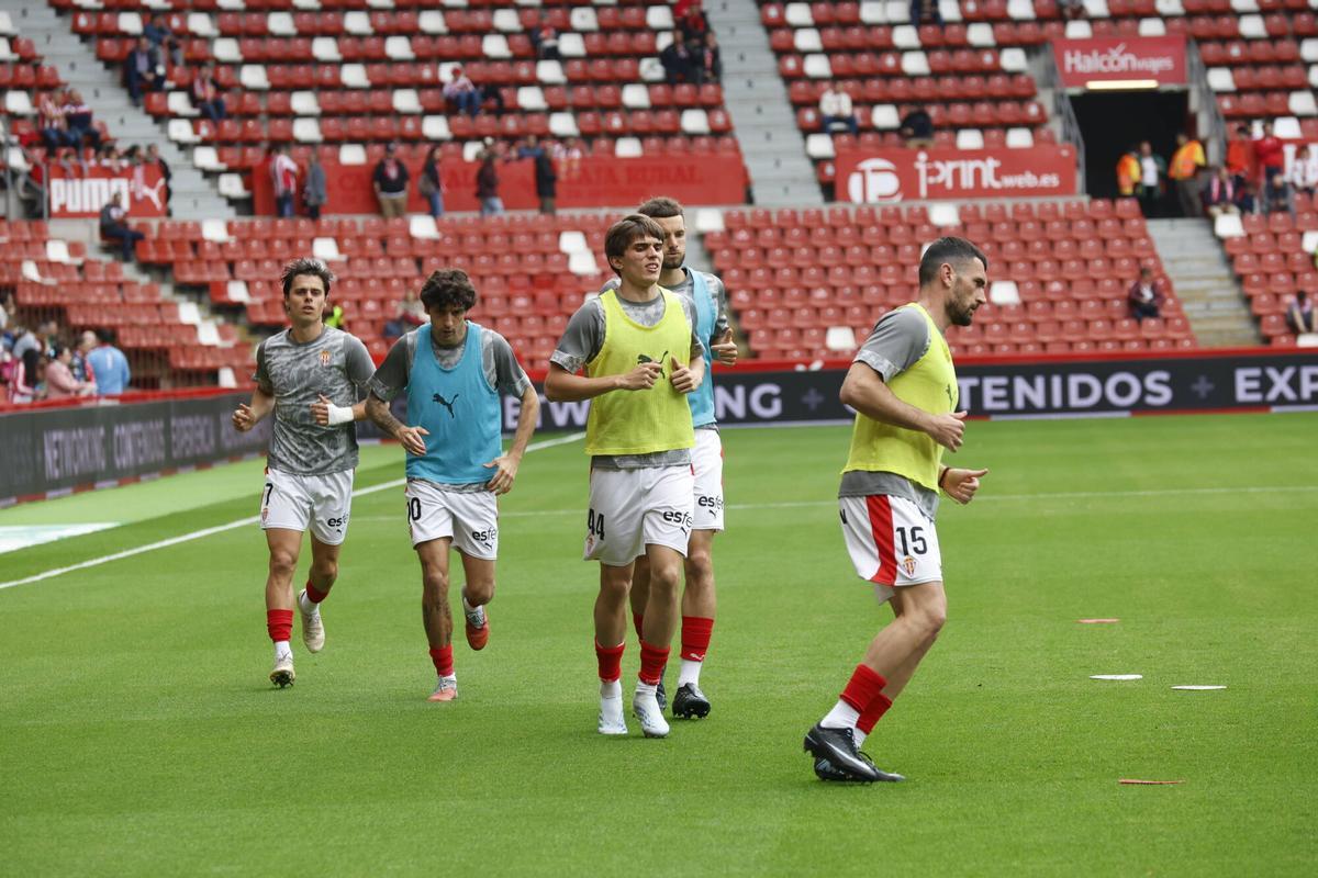 En el centro, Andrés Cuenca en el calentamiento en el partido ante el Cádiz.