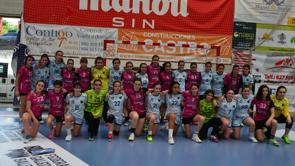 Las jugadoras del Tecnosat Cangas y Aula Valladolid posan juntas al final del partido de ayer.