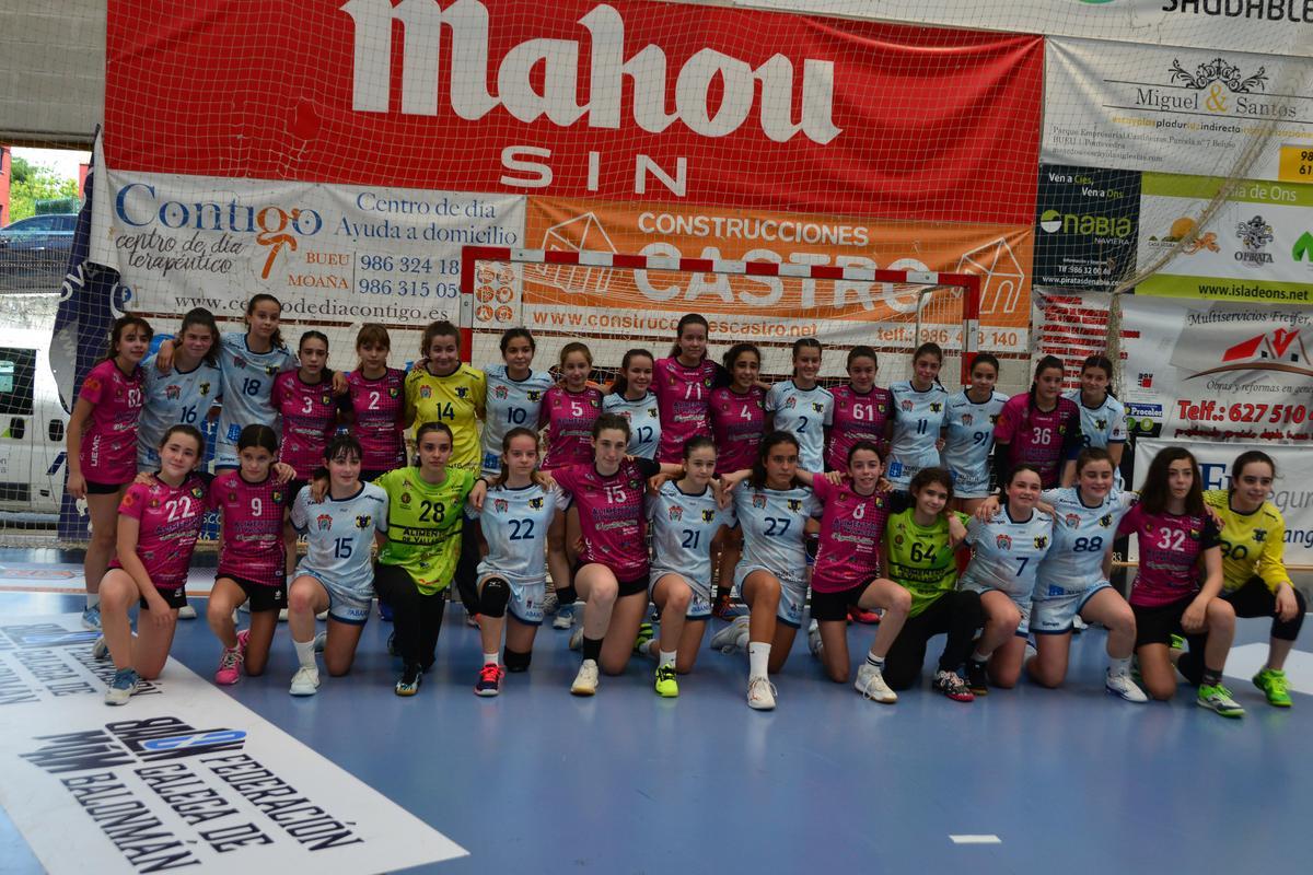 Las jugadoras del Tecnosat Cangas y Aula Valladolid posan juntas al final del partido de ayer.