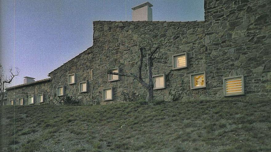 La façana lateral de la casa Fasquelle (1968), construïda amb materials autòctons per integrar-se sense destacar en el paisatge de Portlligat. FRANCESC CATALÀ-ROCA/ARXIU HISTÒRIA DEL COAC