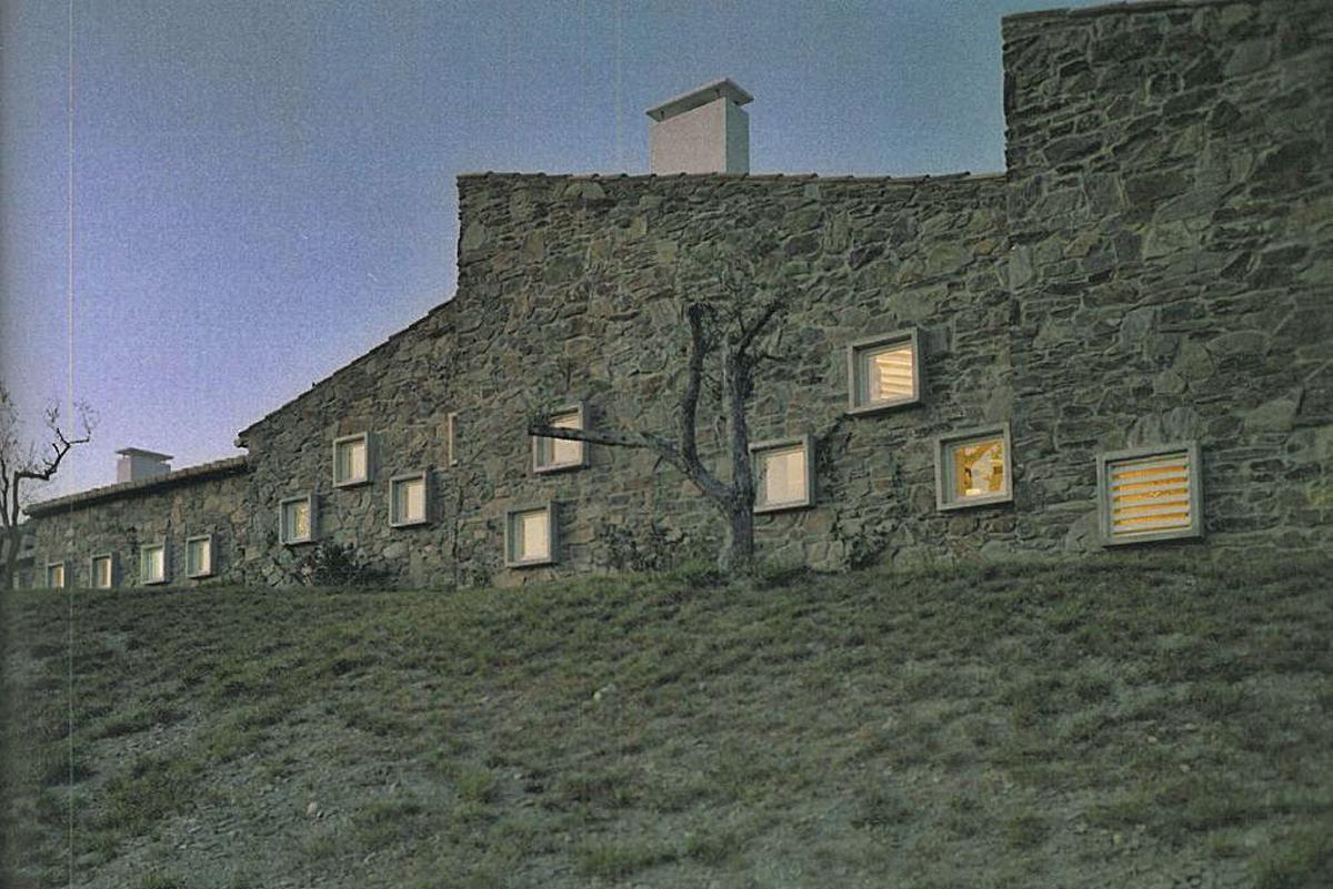 2 La façana lateral de la casa Fasquelle (1968), construïda amb materials autòctons per integrar-se sense destacar en el paisatge de Portlligat. F  | FRANCESC CATALÀ-ROCA/ARXIU HISTÒRIA DEL COAC