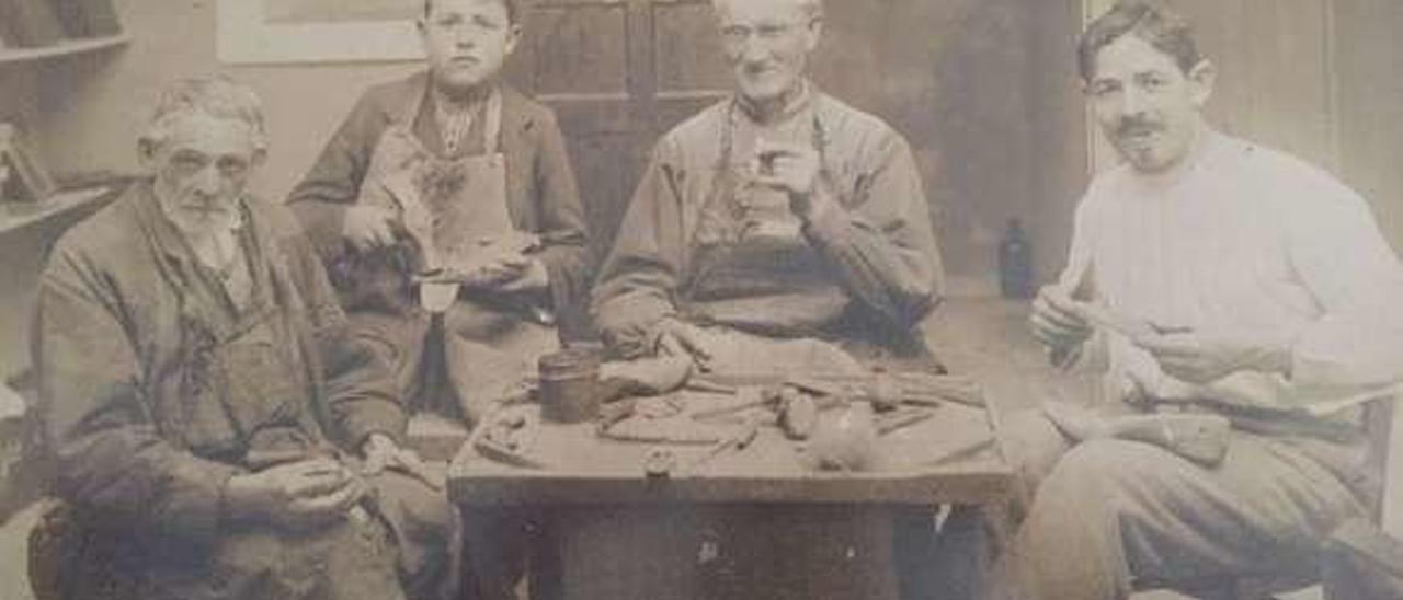 Foto del taller de &quot;El Pelos&quot;, de Noreña, en 1913.