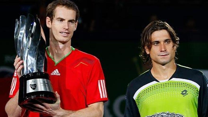 Andy Murray, con el trofeo de campeón, junto a David Ferrer.