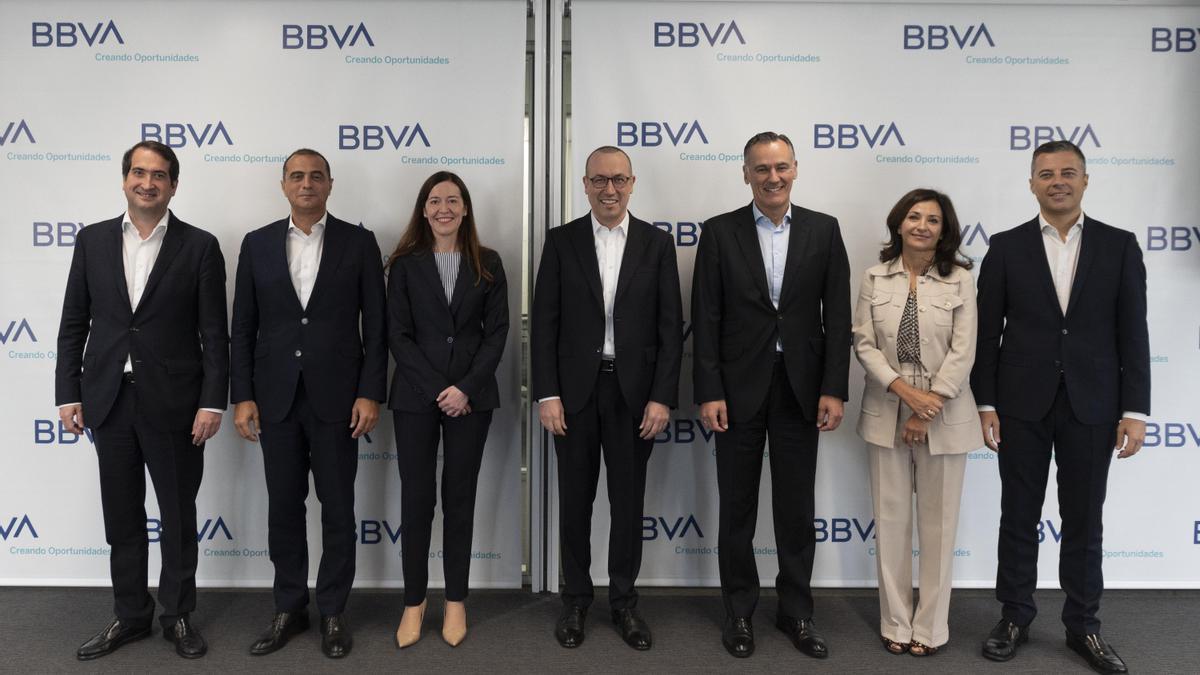 Los dirigentes nacionales y regionales de BBVA junto al CEO, Onur Genç.