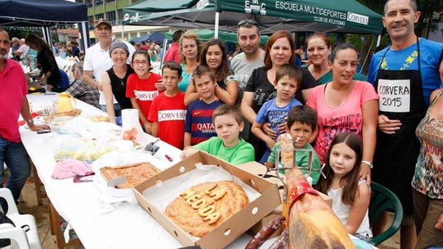 Un grupo de romeros, ayer, poco antes de dar rienda suelta al paladar en la Comida en la Calle.