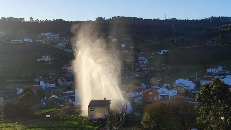 Una excavadora rompe una tubería que deja sin agua a Novo Mesoiro