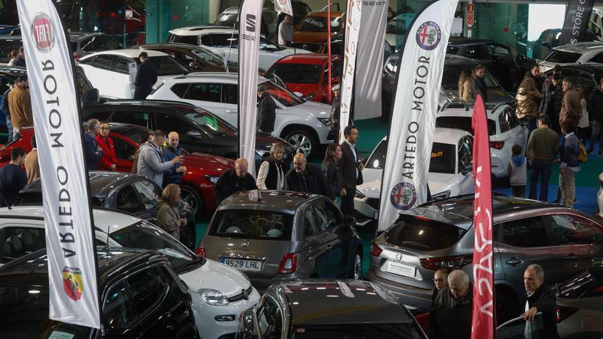 Colas en la apertura y ventas exprés en la feria avilesina del automóvil con más coches