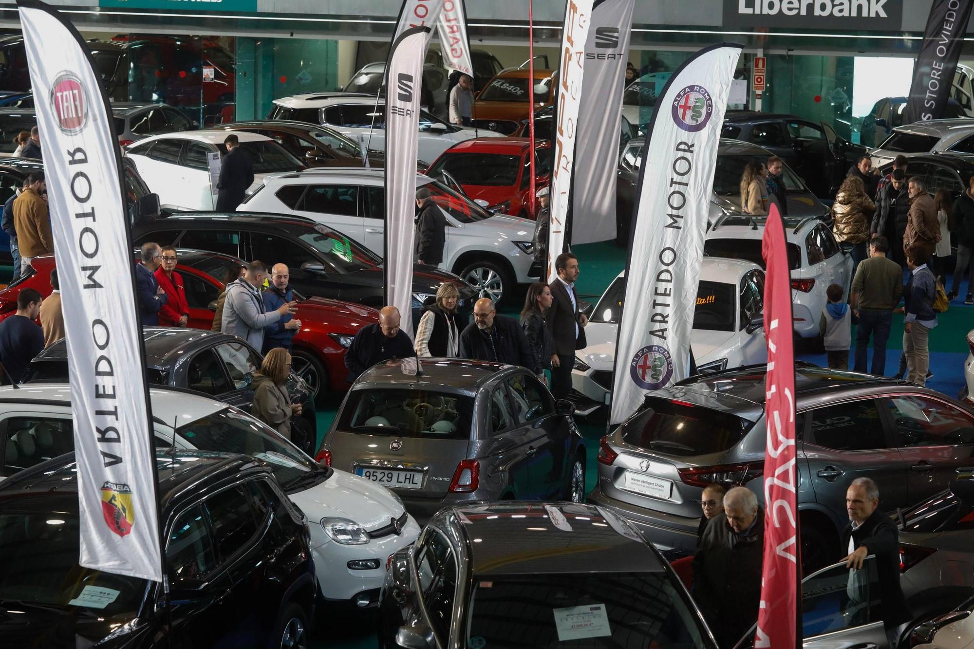 Colas y ventas exprés en el salón del automóvil de Avilés