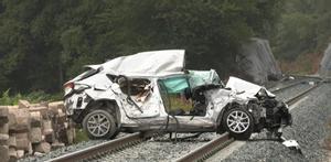 Un muerto y dos heridos graves tras ser arrollados por un tren en un paso a nivel en Lugo