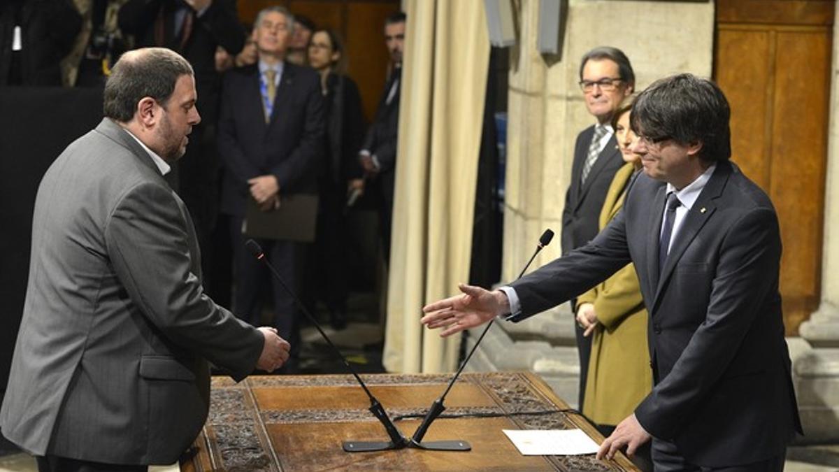 El vicepresidente de la Generalitat, Oriol Junqueras, toma posesión de su cargo, este jueves en el Palau.